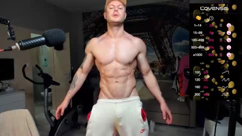 Snapshot of ukgymboy chatting on November 9, 2025, 1:20 pm James Iron online show from November 9, 2025, 1:20 pm