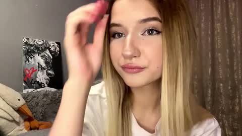 Snapshot of ulalittlepage chatting on December 4, 2025, 4:59 pm Vikki online show from December 4, 2025, 4:59 pm