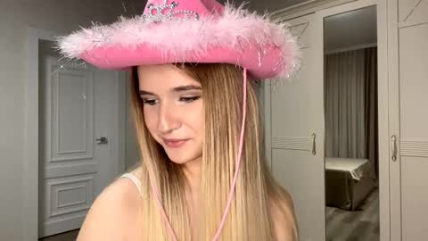 Snapshot of ulalittlepage chatting on December 5, 2025, 5:53 pm Vikki online show from December 5, 2025, 5:53 pm