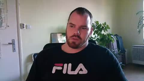 Snapshot of uncut_strong chatting on December 15, 2024, 2:05 pm Uncut Strong online show from December 15, 2024, 2:05 pm