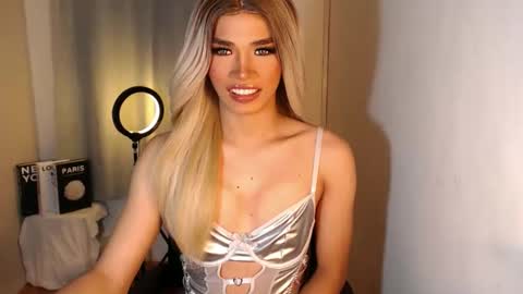 Miss Andrea online show from September 15, 2025, 5:02 pm