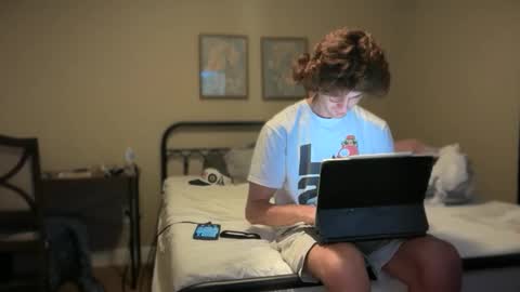 Snapshot of unverifiedbwc chatting on October 19, 2025, 12:11 am Stepbro online show from October 19, 2025, 12:11 am