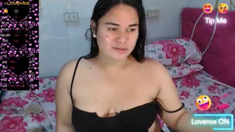 Snapshot of ur_baby_rebbecca chatting on December 8, 2024, 11:03 am SINGLE online show from December 8, 2024, 11:03 am