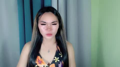 Snapshot of ur_innocent_girlx chatting on January 23, 2025, 5:10 pm QUEENSY online show from January 23, 2025, 5:10 pm