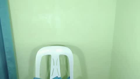 Snapshot of ur_innocent_girlx chatting on February 5, 2025, 4:25 pm QUEENSY online show from February 5, 2025, 4:25 pm