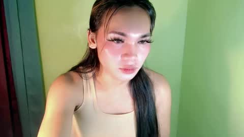 Snapshot of ur_innocent_girlx chatting on February 17, 2025, 2:31 am QUEENSY online show from February 17, 2025, 2:31 am