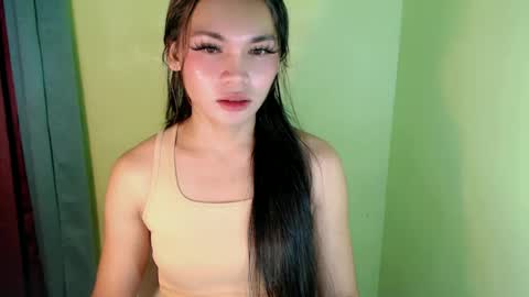 Snapshot of ur_innocent_girlx chatting on February 17, 2025, 9:19 pm QUEENSY online show from February 17, 2025, 9:19 pm