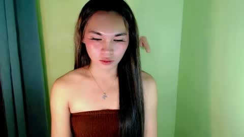 Snapshot of ur_innocent_girlx chatting on February 25, 2025, 5:47 pm QUEENSY online show from February 25, 2025, 5:47 pm