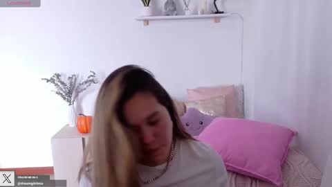 Snapshot of urdreamgiirl chatting on October 3, 2025, 9:01 pm Mia Miller online show from October 3, 2025, 9:01 pm