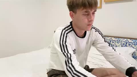 Snapshot of uwucutieboy chatting on October 15, 2025, 3:45 pm me online show from October 15, 2025, 3:45 pm