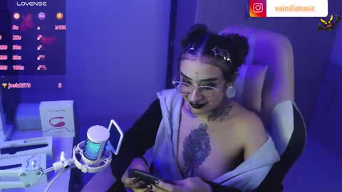 Vainilla Independent model online show from October 1, 2025, 11:44 pm