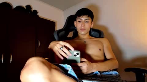 Snapshot of valenteaurum chatting on December 20, 2025, 1:02 am valentean online show from December 20, 2025, 1:02 am