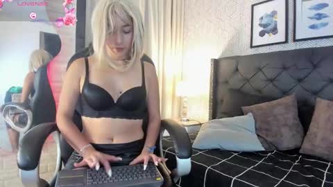 Snapshot of valentina__desire chatting on November 25, 2025, 12:05 pm Valen online show from November 25, 2025, 12:05 pm