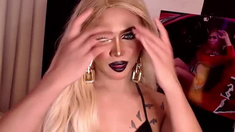 Snapshot of valentina_goddess_tsxxx chatting on December 8, 2024, 5:50 am Amanda online show from December 8, 2024, 5:50 am