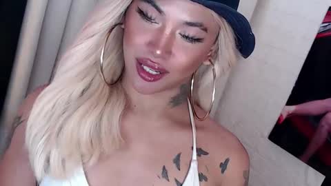 Snapshot of valentina_goddess_tsxxx chatting on December 10, 2024, 6:54 am Amanda online show from December 10, 2024, 6:54 am