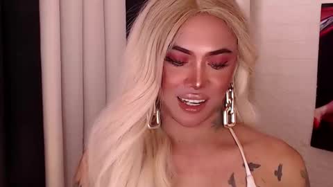 Snapshot of valentina_goddess_tsxxx chatting on December 12, 2024, 12:16 am Amanda online show from December 12, 2024, 12:16 am