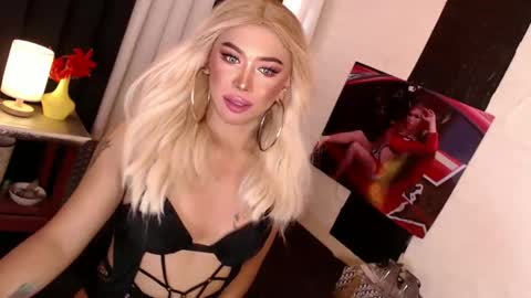 Snapshot of valentina_goddess_tsxxx chatting on December 22, 2024, 12:17 am Amanda online show from December 22, 2024, 12:17 am