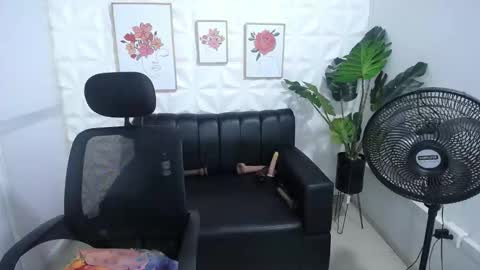 Valentina  online show from February 13, 2025, 9:27 pm