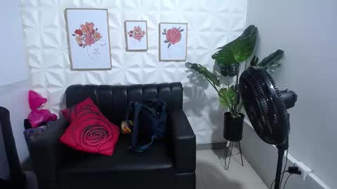 Valentina  online show from February 17, 2025, 11:09 pm