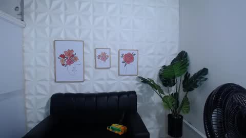 Valentina  online show from February 21, 2025, 10:37 pm