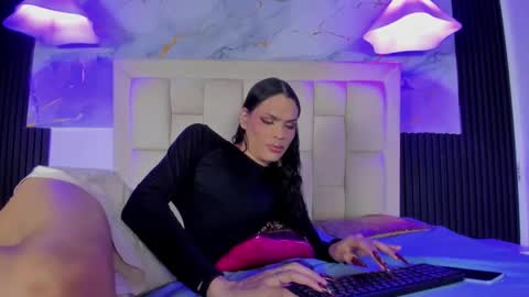 Valentina  online show from November 24, 2025, 11:37 pm