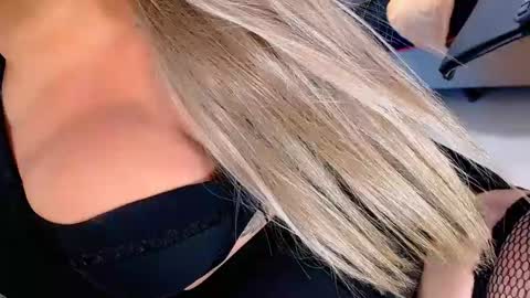 Snapshot of valentinaxqueen chatting on March 1, 2025, 5:42 am    online show from March 1, 2025, 5:42 am