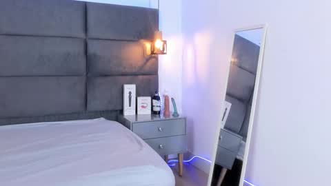 valentino moon online show from October 12, 2025, 2:43 am