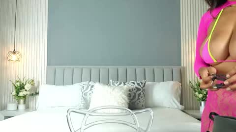 Carla online show from October 25, 2025, 11:40 am