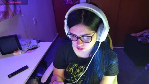 Snapshot of vallolet1_ chatting on January 1, 2025, 12:11 am Im Violet online show from January 1, 2025, 12:11 am