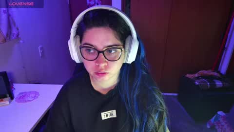 Snapshot of vallolet1_ chatting on January 8, 2025, 2:35 am Im Violet online show from January 8, 2025, 2:35 am