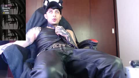 Snapshot of vampiredavyd chatting on December 29, 2024, 12:30 am david guzman i model independenthelp me with a thumbs up online show from December 29, 2024, 12:30 am