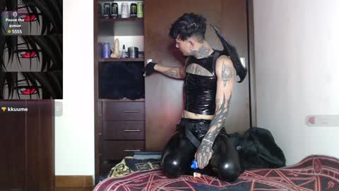 Snapshot of vampiredavyd chatting on January 7, 2025, 12:03 am david guzman i model independenthelp me with a thumbs up online show from January 7, 2025, 12:03 am