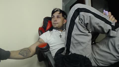 Snapshot of vampiredavyd chatting on January 17, 2025, 11:51 pm david guzman i model independenthelp me with a thumbs up online show from January 17, 2025, 11:51 pm