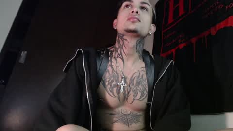 Snapshot of vampiredavyd chatting on February 1, 2025, 3:08 am david guzman i model independenthelp me with a thumbs up online show from February 1, 2025, 3:08 am