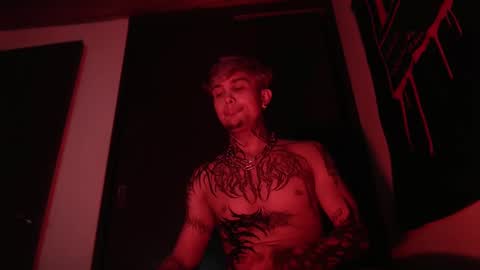 Snapshot of vampiredavyd chatting on February 11, 2025, 5:16 am david guzman i model independenthelp me with a thumbs up online show from February 11, 2025, 5:16 am