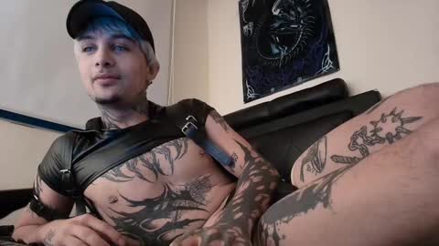 Snapshot of vampiredavyd chatting on February 17, 2025, 1:36 am david guzman i model independenthelp me with a thumbs up online show from February 17, 2025, 1:36 am