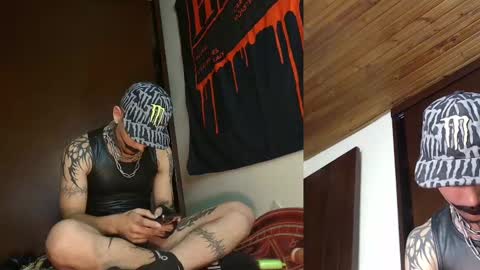 Snapshot of vampiredavyd chatting on February 19, 2025, 1:40 am david guzman i model independenthelp me with a thumbs up online show from February 19, 2025, 1:40 am