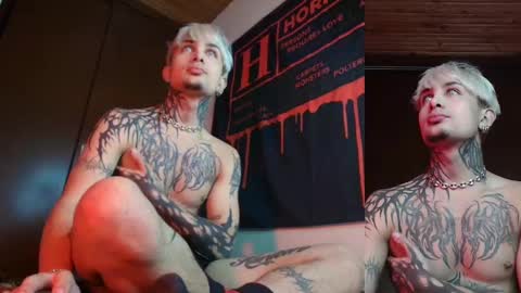 Snapshot of vampiredavyd chatting on February 26, 2025, 4:03 am david guzman i model independenthelp me with a thumbs up online show from February 26, 2025, 4:03 am