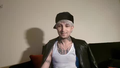 Snapshot of vampiredavyd chatting on March 4, 2025, 5:21 am david guzman i model independenthelp me with a thumbs up online show from March 4, 2025, 5:21 am