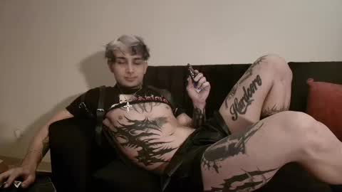 Snapshot of vampiredavyd chatting on March 5, 2025, 2:25 am david guzman i model independenthelp me with a thumbs up online show from March 5, 2025, 2:25 am