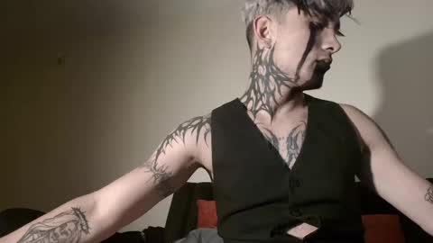 Snapshot of vampiredavyd chatting on March 7, 2025, 3:08 am david guzman i model independenthelp me with a thumbs up online show from March 7, 2025, 3:08 am