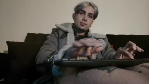 Snapshot of vampiredavyd chatting on March 8, 2025, 4:23 am david guzman i model independenthelp me with a thumbs up online show from March 8, 2025, 4:23 am