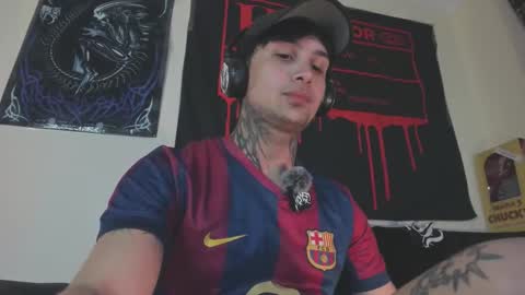 Snapshot of vampiredavyd chatting on September 13, 2025, 1:27 am david guzman i model independenthelp me with a thumbs up online show from September 13, 2025, 1:27 am