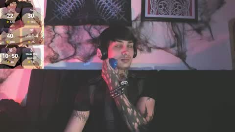 Snapshot of vampiredavyd chatting on October 27, 2025, 1:09 am david guzman i model independenthelp me with a thumbs up online show from October 27, 2025, 1:09 am