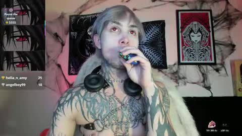 Snapshot of vampiredavyd chatting on November 6, 2025, 1:39 am david guzman i model independenthelp me with a thumbs up online show from November 6, 2025, 1:39 am