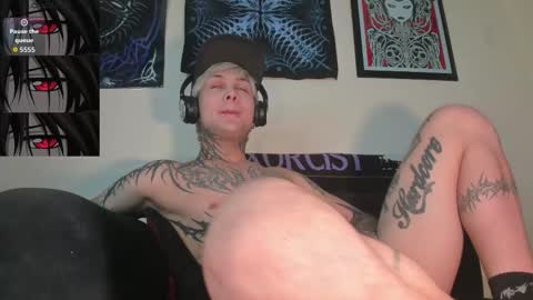 Snapshot of vampiredavyd chatting on November 18, 2025, 1:55 am david guzman i model independenthelp me with a thumbs up online show from November 18, 2025, 1:55 am