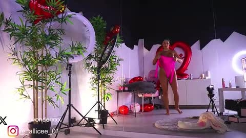 Vanessa Simon online show from February 16, 2025, 7:04 am