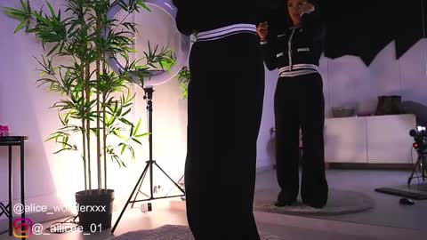 Vanessa Simon online show from February 17, 2025, 6:42 am