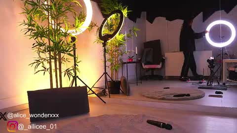 Vanessa Simon online show from March 4, 2025, 6:58 am