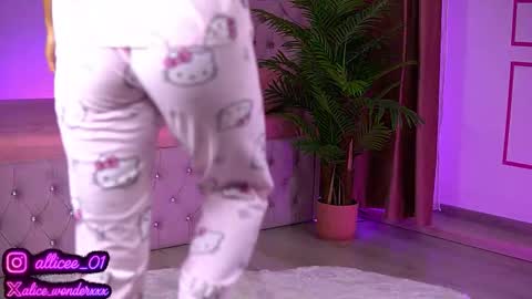 Vanessa Simon online show from September 14, 2025, 6:01 am